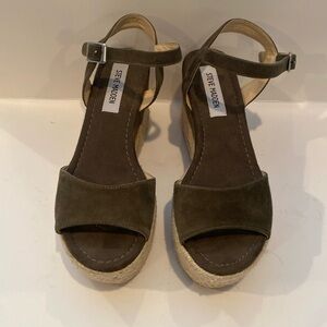 NWOT never worn Army green Steve Madden Espadrille style sandals. So cute!